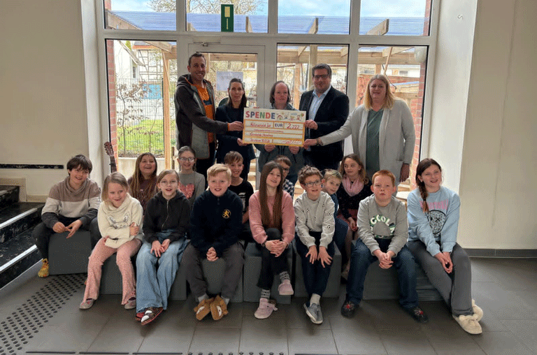 Die Einnahmen aus dem lebendigen Adventskalender 2025 in Jerxheim kommen der Grundschule Heeseberg zugute.