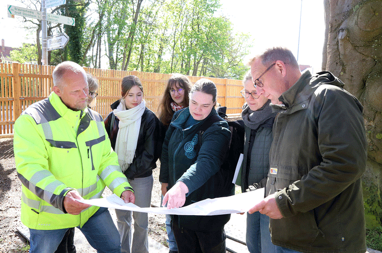 Im Seeliger Park in Wolfenbüttel ist ein zentrales Projekt fertig. Entlang des Schulwalls wurde die historische Zaunanlage rekonstruiert.