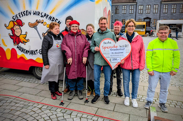 Die Wochenmarkt-Griller haben an den Gnadenhof Klein-Biewende gespendet, um den Hof bei den laufenden Kosten zu unterstützen.