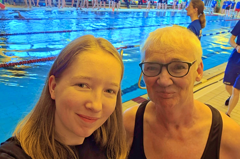 Laura Moreton (links) und Goldmedaillengewinnerin Angelika Rasky-Sajonz bei den DLRG-Landesmeisterschaften 2026. Foto: DLRG