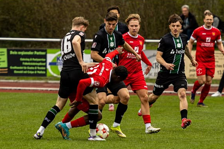 Mit einem 3:1-Erfolg gegen Hannover 96 II verschaffte sich die FSV Schöningen (rote Trikots) etwas Luft im Abstiegskampf in der Regionalliga Nord. Foto: Dominik Kaestner
