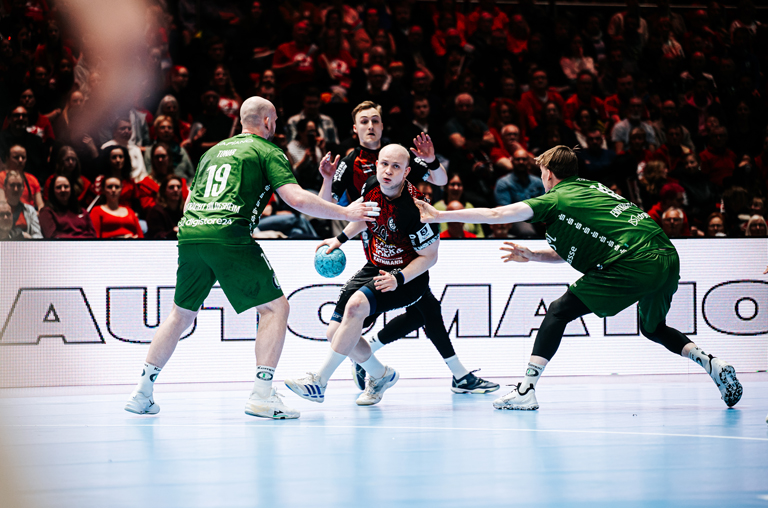 Auch Torjäger Melf Hagen vom MTV (am Ball) fehlte bei der Niederlage im Topspiel in Aue die Durchschlagskraft. Lediglich drei Treffer konnte der Rückraumspieler erzielen. Foto: Lando Reinberger