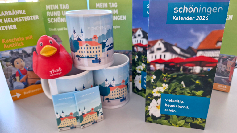 Neue Schöningen-Tassen und Falt-Infobroschüren in der Tourismusinformation Schöningen im Torhaus