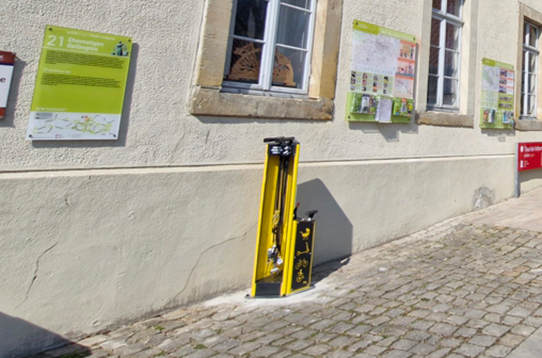 Neue Fahrrad-Reparaturstation an der Tourismusinformation Schöningen im Torhaus