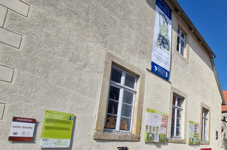 Neue Infotafeln an der Tourismusinformation Schöningen im Torhaus