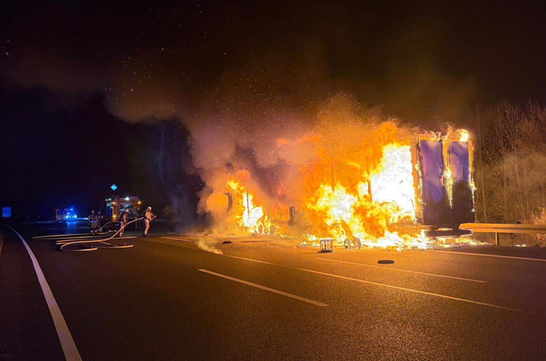 Feuwehren bekämpfen Lkw-Brand auf Der A2 bei Rastplatz Uhry