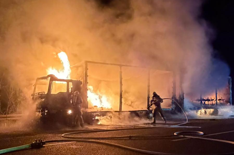 Feuwehren bekämpfen Lkw-Brand auf Der A2 bei Rastplatz Uhry