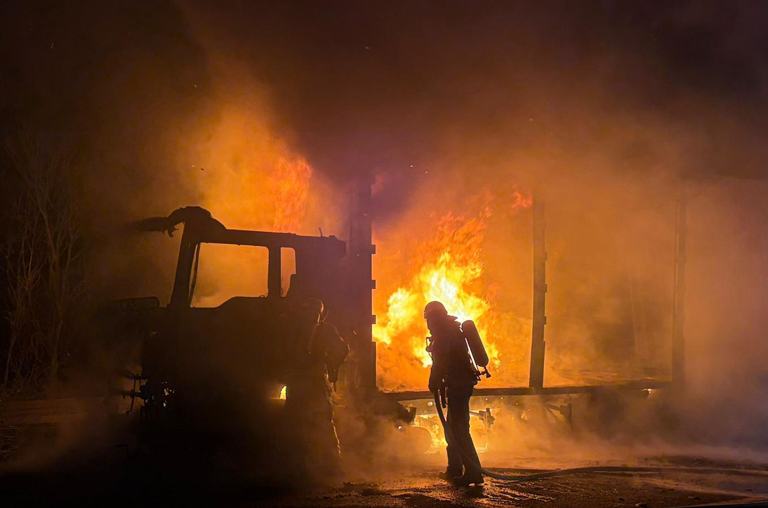 Feuwehren bekämpfen Lkw-Brand auf Der A2 bei Rastplatz Uhry