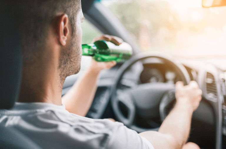 Ein stark alkoholisierter Autofahrer hat in der Nacht zu Samstag auf der Kreisstraße 58 bei Lehre für einen Polizeieinsatz gesorgt.