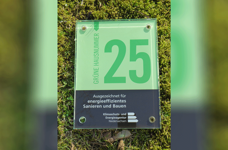 Der Landkreis Wolfenbüttel zeichnet in diesem Jahr erstmals klimafreundliche Wohnhäuser mit der sogenannten „Grünen Hausnummer“ aus.