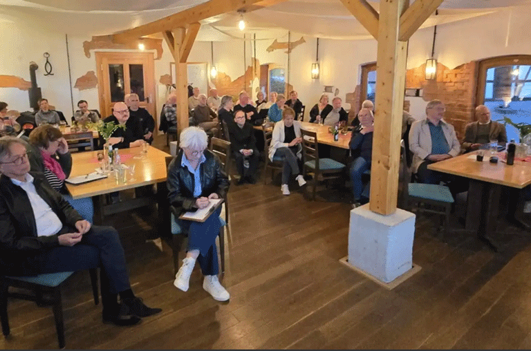 Zur Mitgliederversammlung des Förderverein Mühle Liesebach e. V. kamen rund 40 Mitglieder im Versammlungsraum des Gruppendenkmals in Räbke zusammen.