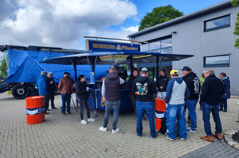 Trotz Regen, Hagel und wechselhaftem Wetter zog es nicht wenige Gäste zum traditionelle Himmelfahrts-Boxenstopp der Feuerwehr Hemkenrode.