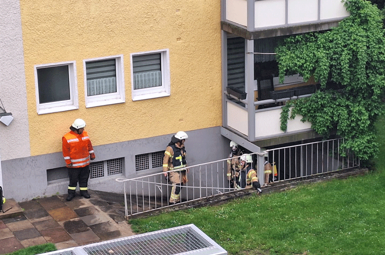 Im Schöninger Wohngebiet am Friedhof läuft momentan ein Feuerwehreinsatz. Ein Wohnhaus musste wegen Gasgeruch evakuiert werden.