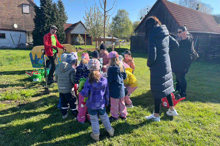 15 Kinder der Igelgruppe aus der Kita „Haus Wirbelwind“ in Hötensleben haben einen Einschulungsbaum gepflanzt. 