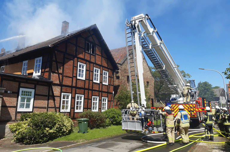 Die Feuerwehren im Landkreis Helmstedt hatten am Pfingstwochenende alle Hände voll zu tun. Von Bränden bis zu einem Unfall war alles dabei.