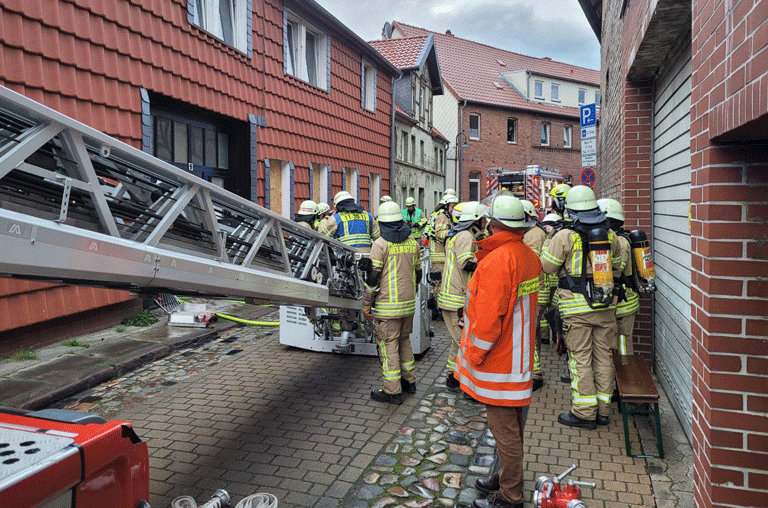 Ein Wohnungsbrand im Helmstedter Fechtboden hat am Montagabend einen größeren Einsatz von Feuerwehr und Polizei ausgelöst.