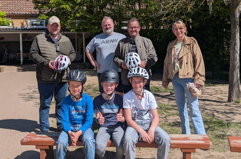 Freude an der Grundschule Destedt: Insgesamt 44 Fahrrad- und Skaterhelme konnten jetzt an die Schule übergeben werden.