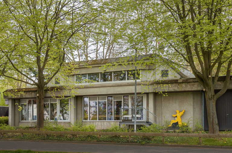 Das Jugendfreizeitzentrum Wolfenbüttel feiert sein 50-jähriges Bestehen. Eine „50“ an der Fassade erinnert an ein halbes Jahrhundert Kinder- und Jugendarbeit.
