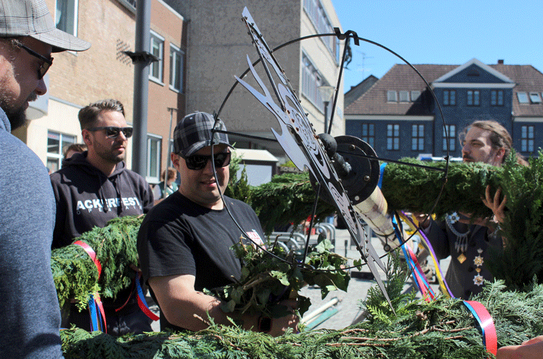 Bei bestem Wetter wurde der Maibaum in Schöppenstedt auf dem Marktplatz aufgestellt. Begleitet wurde es von einem traditionellen Fest.