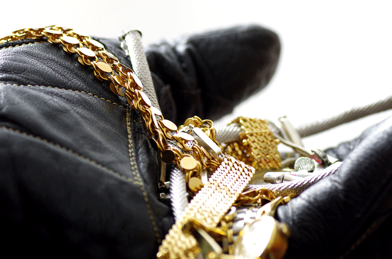 Eine Schöppenstedterin ist am 4. Mai Mittags bei sich zu Hause ausgeraubt worden. Ihr wurde Schmuck im vierstelligen Betrag gestohlen.