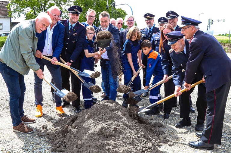 Mit dem symbolischen ersten Spatenstich hat in Wendessen der Bau des neuen Feuerwehrhauses begonnen, nach 40 Jahren Planung.