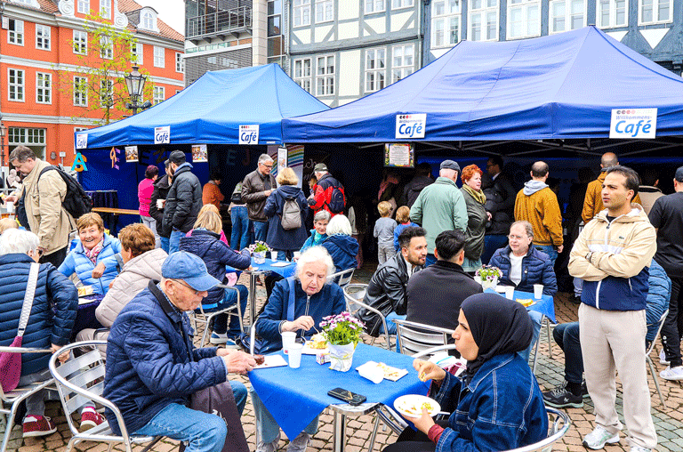 Der „Tag der Begegnung“ hat den Stadtmarkt in Wolfenbüttel erneut in einen lebendigen Treffpunkt der Kulturen verwandelt.