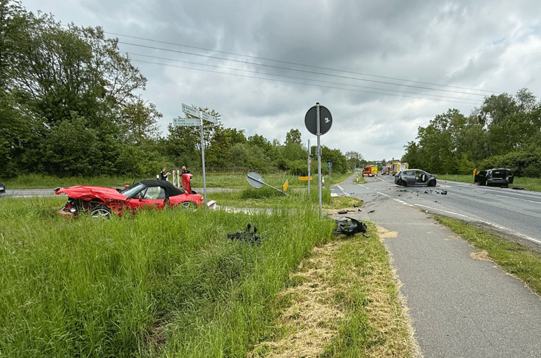 Auf der Landesstraße 295 bei Flechtorf hat sich am Donnerstagmorgen ein schwerer Verkehrsunfall mit drei beteiligten Fahrzeugen ereignet.