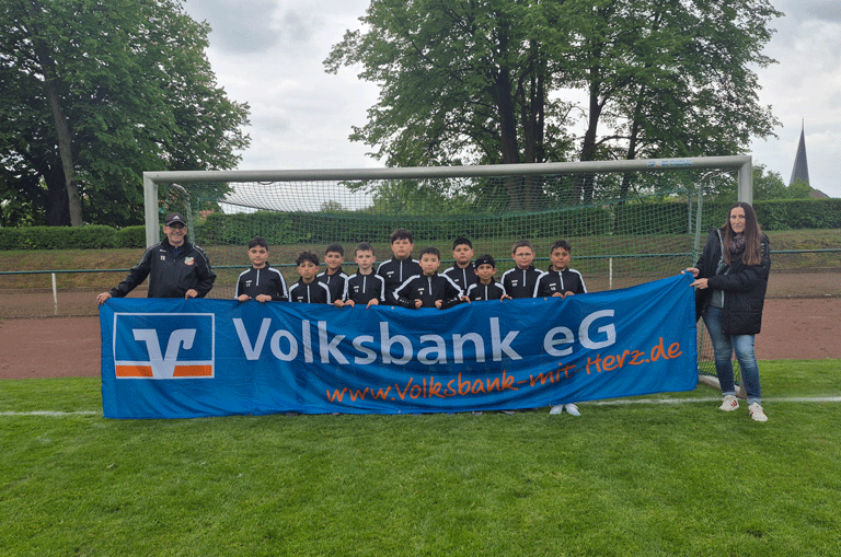 Große Freude bei der JSG Asse-Elm U11: Die jungen Fußballer des TSV Schöppenstedt laufen ab sofort mit neuen Ziptops auf.