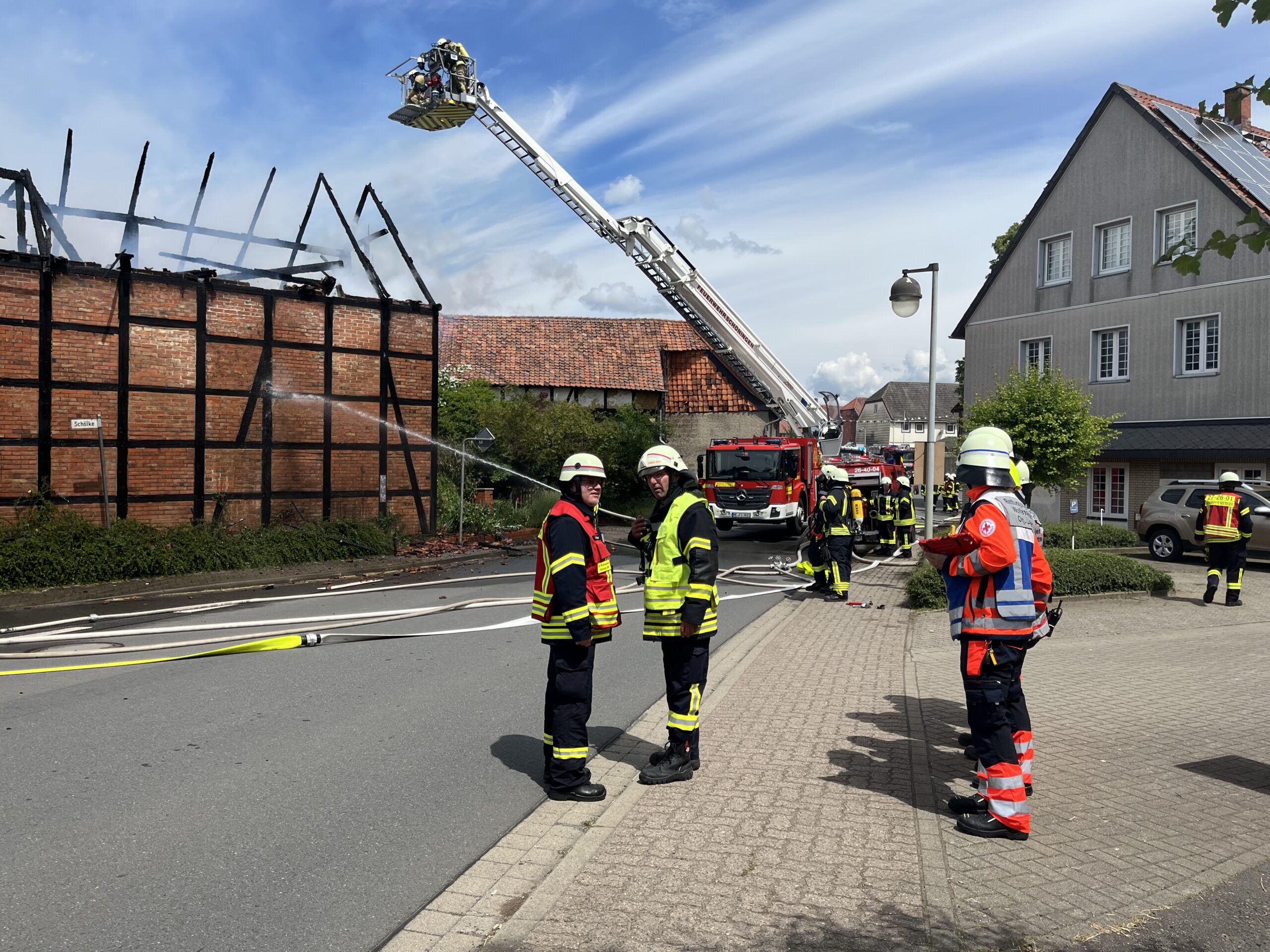 Die Hauptstraße in Hedeper ist wegen eines Großeinsatzes der Feuerwehr gerade gesperrt. Eine Scheune mitten im Ort brennt.