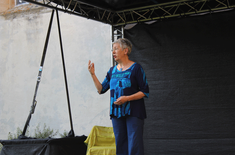 Im Rahmen des Bibelgartensommers war die Geschichtenerzählerin Susanne Tiggemann im Bibelgarten von St. Lorenz in Schöningen.
