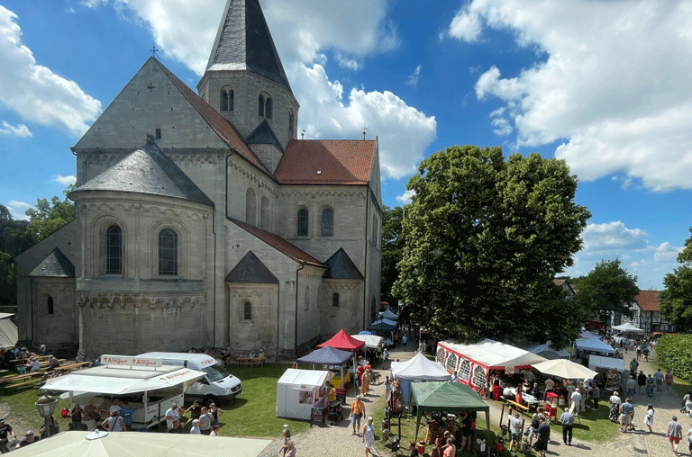 Auch 2026 wird es wieder bunt rund um den Kaiserdom in Königslutter. Das beliebte Domfest lädt Besucher zum Stöbern und Verweilen ein.