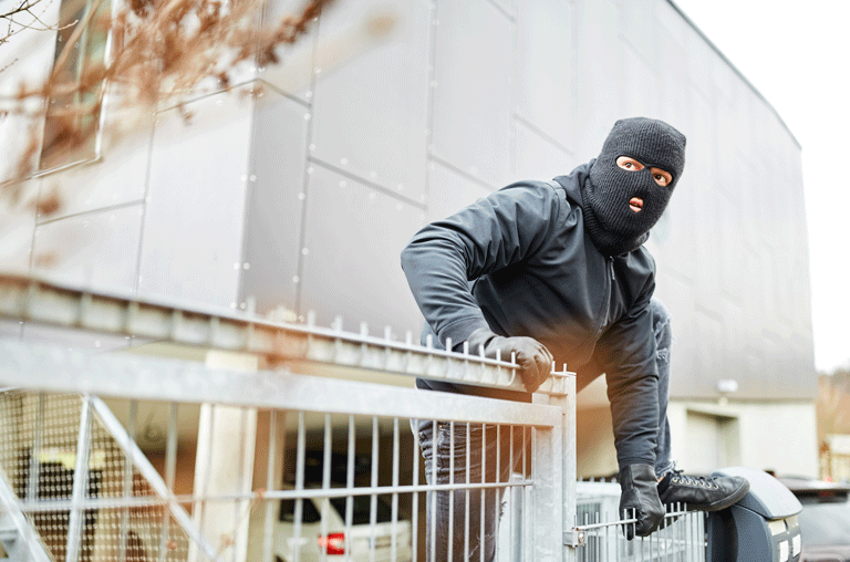Ein Mann ist in der Nacht zu Sonntag bei einem Einbruch in einen Rohbau in Wolfenbüttel auf frischer Tat ertappt worden.