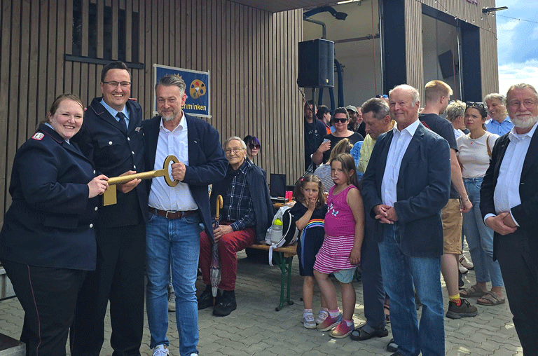 Die Ortsfeuerwehr Halchter hat ihr neues Heim offiziell bezogen. Während einer Feierstunde übergab Wolfenbüttels Bürgermeister das Gebäude.