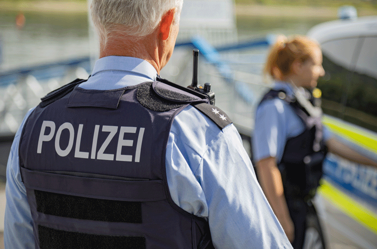 Nach monatelangen Ermittlungen hat die Polizei drei mutmaßliche Täter festgenommen, die mit schweren Raubüberfällen in Helmstedt und Magdeburg in Verbindung gebracht werden.