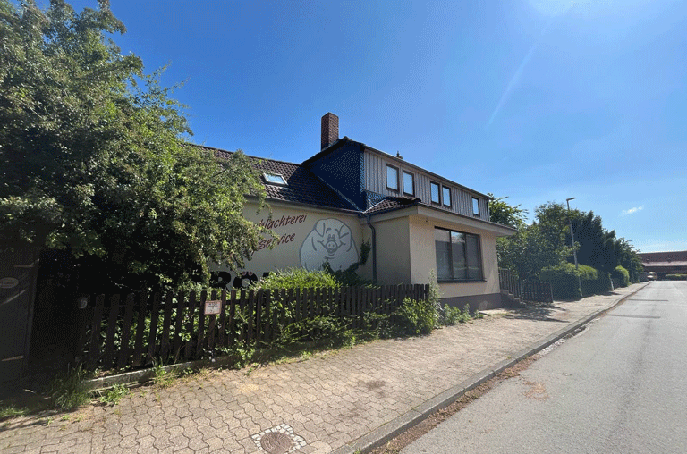 In der ehemaligen Schlachterei Römmling in Evessen haben das Veterinäramt Wolfenbüttel und die Polizei eine illegale Schlachtung gestoppt.