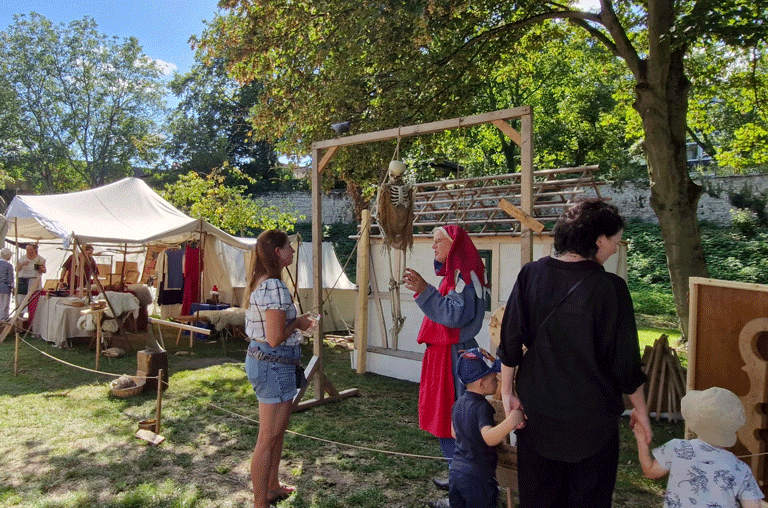 Vom Freitag, den 10. Juli, bis Sonntag, den 12. Juli, verwandelt sich das Schlossgelände in Schöningen in eine lebendige Mittelalterwelt.