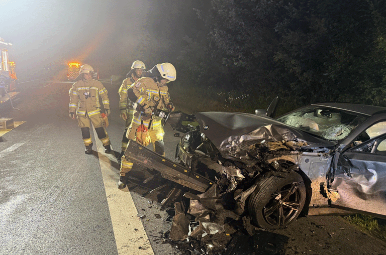 Ein schwerer Unfall hat in der Nacht zum 17. Juni auf der A39 einen Großeinsatz von Feuerwehr, Rettungsdienst und Polizei ausgelöst.