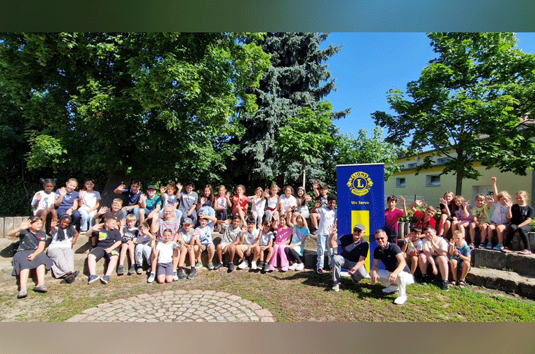 Die Grundschule Friedrichstraße hat erneut den Wanderpokal beim Schwimmfest der Helmstedter Grundschulen gewonnen.