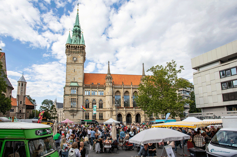 An fünf Mittwochen laden die Braunschweig Stadtmarketing GmbH und das Hofbrauhaus Wolters jeweils von 16 bis 21 Uhr zum Abendmarkt ein.