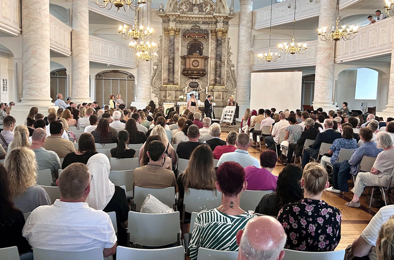Mit zwei feierlichen Veranstaltungen in der St. Trinitatis-Kirche hat das Diakonie-Kolleg ihre Absolventen verabschiedet.