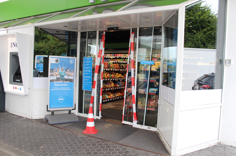 In die Aral-Tankstelle in Schöppenstedt wurde eingebrochen. Unbekannte haben in der Nacht zum 24. Juli die Türen zum Gebäude aufgebrochen.