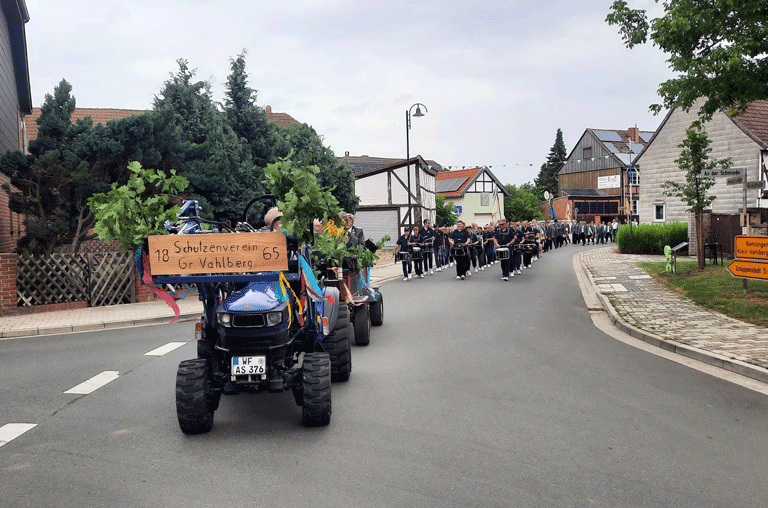 Zahlreiche Besucher feierten gemeinsam mit den Schützen ein Wochenende voller Tradition und Gemeinschaft beim Groß Vahlberger Volksfest.