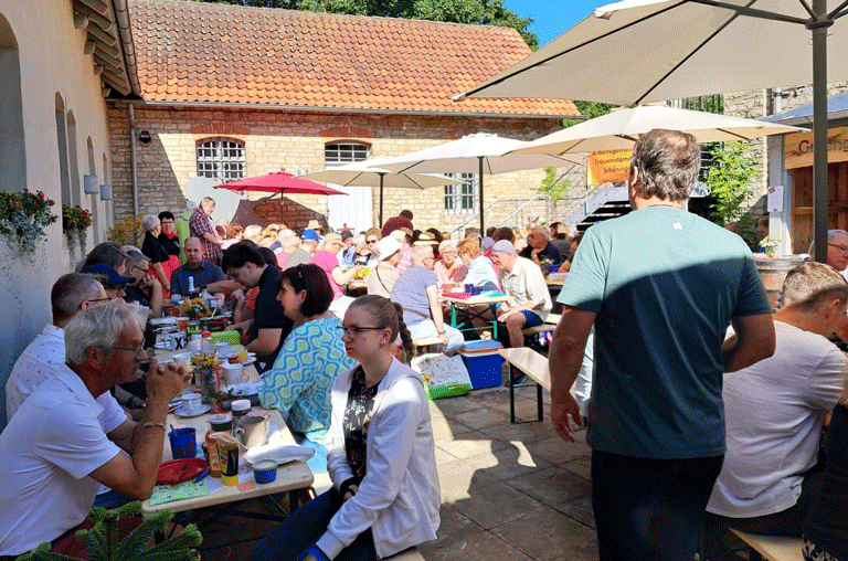 Am 9. August, verwandelt sich der Hof des Alten Gefängnisses beim Bürgerfrühstück in einen Treffpunkt zum gemeinsamen Frühstücken.