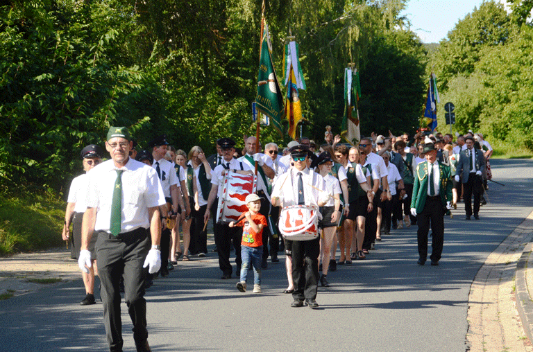 Drei neue Könige gibt es nach dem Festwochenende beim Schützenfest in Ampleben. Die Hoheiten setzten sich gegen Konkurrenz durch.
