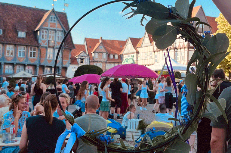 Der Stadtmarkt in Wolfenbüttel wird im August beim Abendmarkt erneut zum Treffpunkt für Genießer, Familien und Musikfreunde.