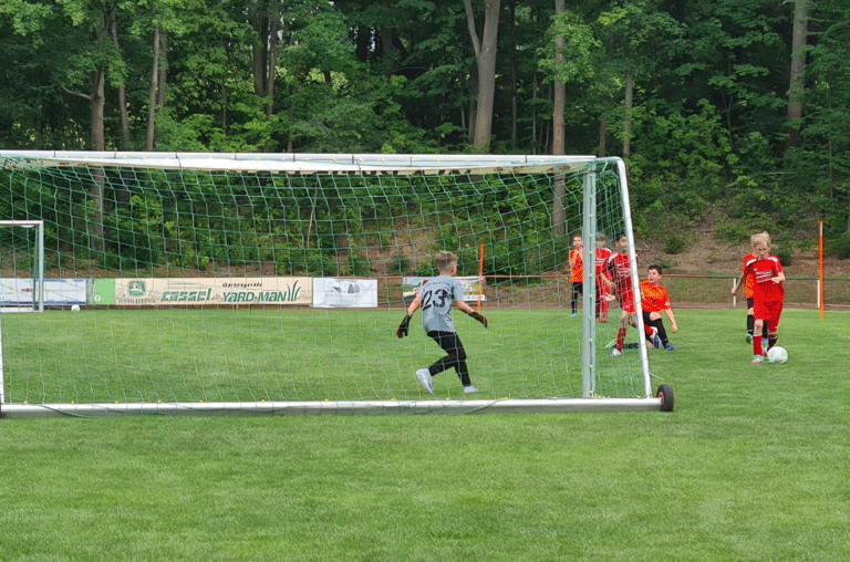 Fast 100 Nachwuchsfußballer kickten beim dritten Sommer-Cup der E-Jugend der JSG Asse-Elm in Schöppenstedt um den Turniersieg.