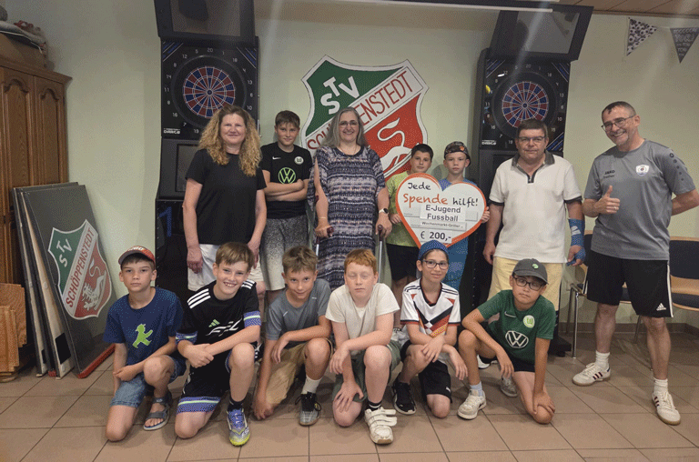 Die E-Jugend der JSG Asse-Elm darf sich über finanzielle Unterstützung freuen. Die Wochenmarkt-Griller spendeten für Trainingsgerät.