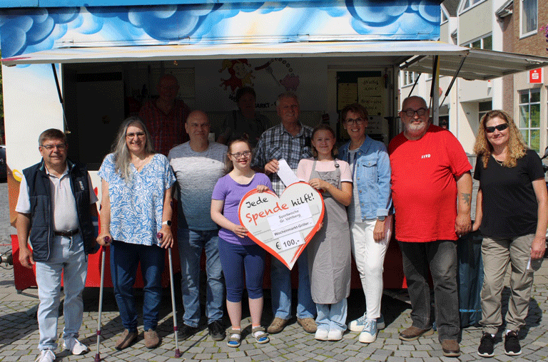 Die Wochenmarkt-Griller helfen mit einer Spende der Sportwoche in Groß Vahlberg, die zahlreiche Sportler der Region zusammenbringt.