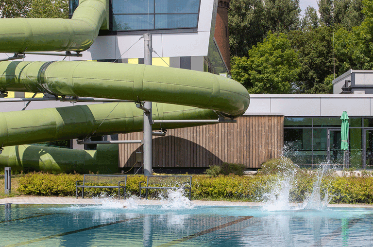 Gerade wenn Kinder ohne ihre Eltern im Schwimmbad unterwegs sind, kommt es auf die richtigen Verhaltensregeln an.
