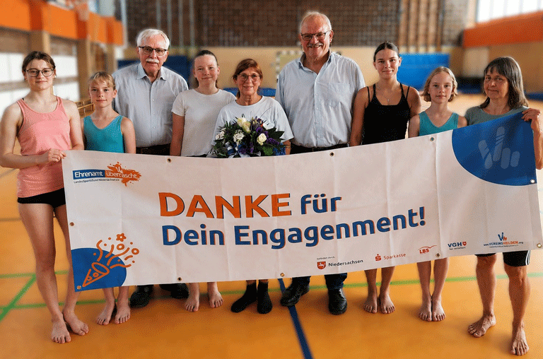 Brigitte Karn vom MTV Schöningen ist im Rahmen von „Ehrenamt überrascht“ des Landessportbundes für ihr Engagement ausgezeichnet worden.
